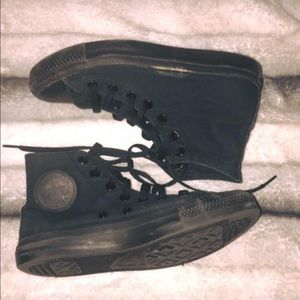 SOLD❗️Solid black converse